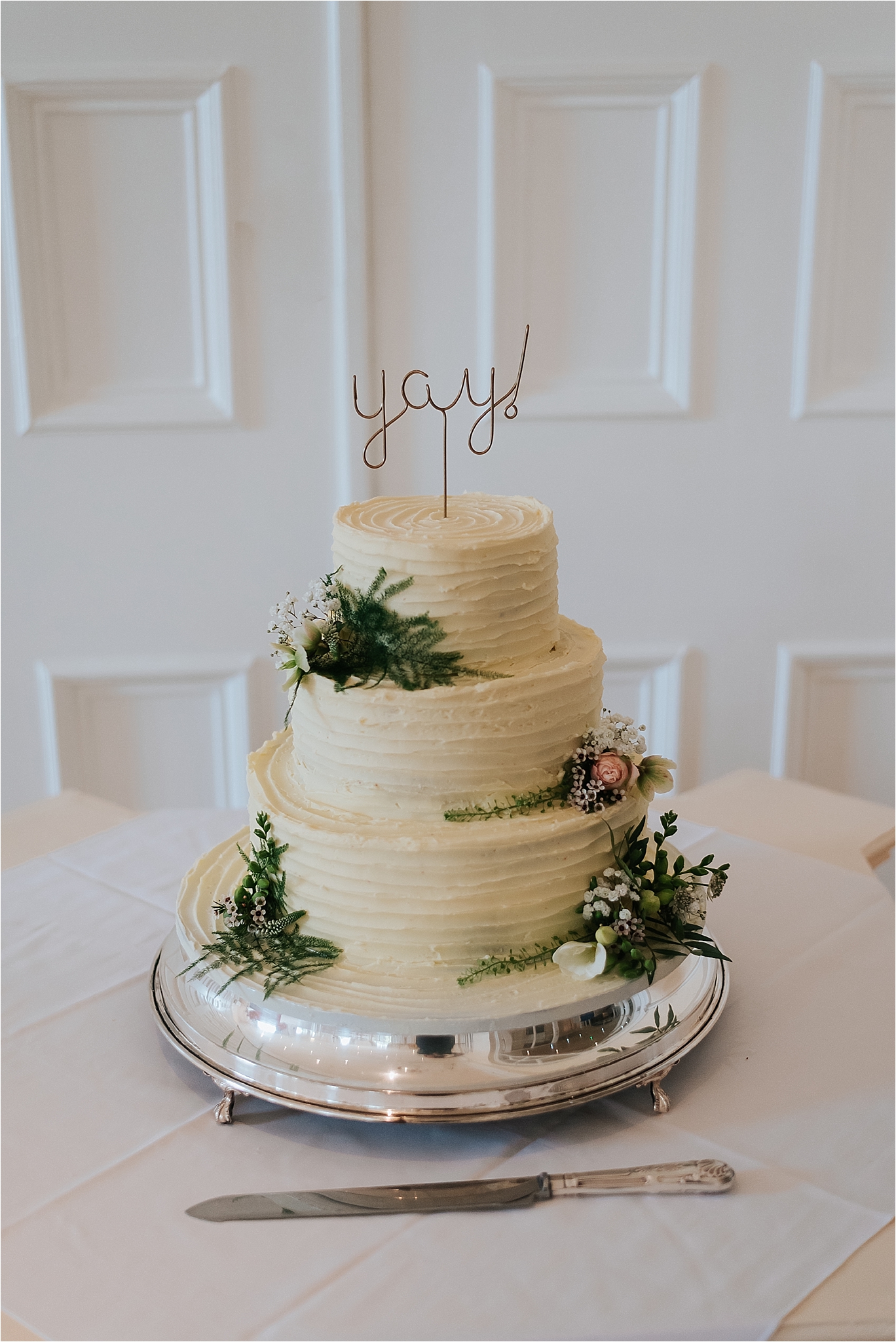 naked cake with foliage decoration 