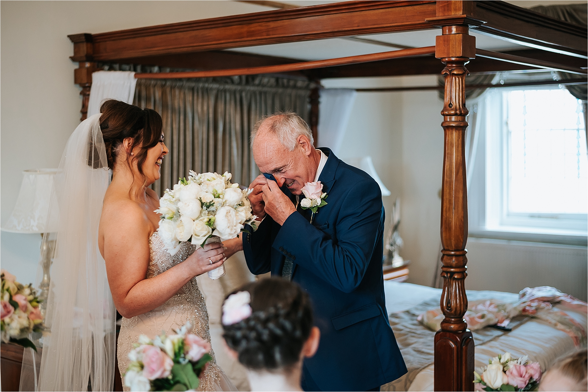 dad sees bride for the first time 