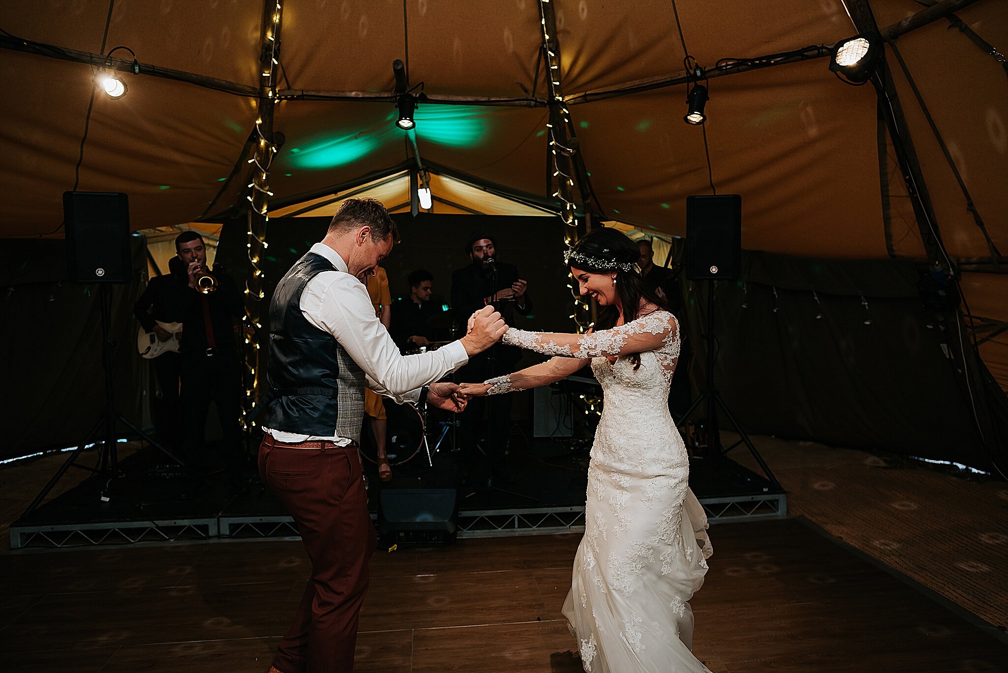 bride and groom doing first dance 
