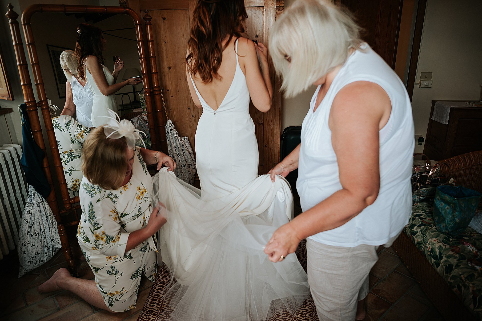 bride getting ready for wedding in siena 