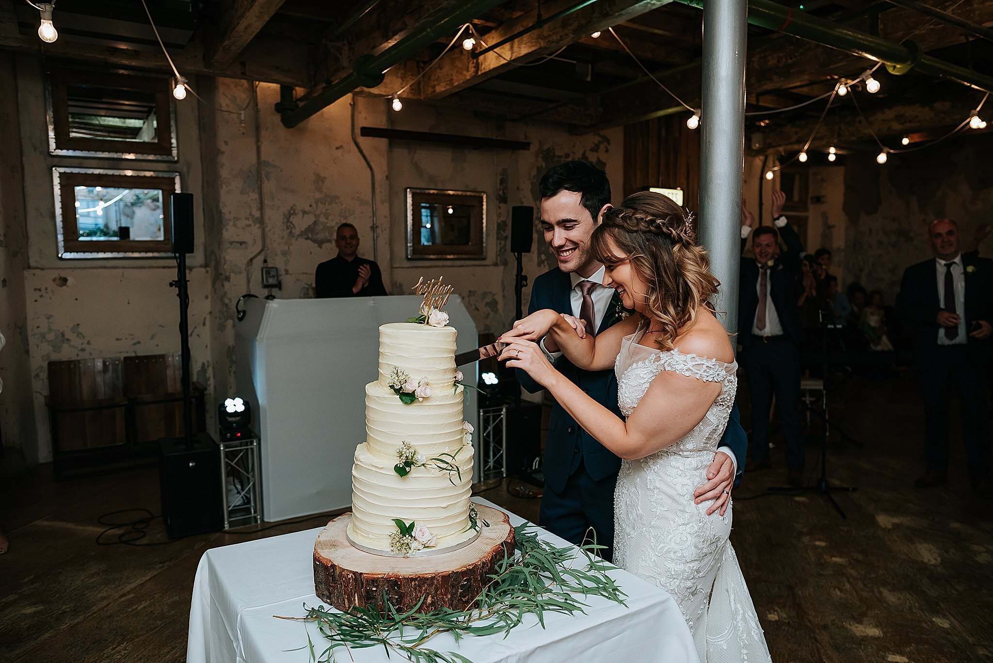 wedding couple cutting a cake at holmes mill 