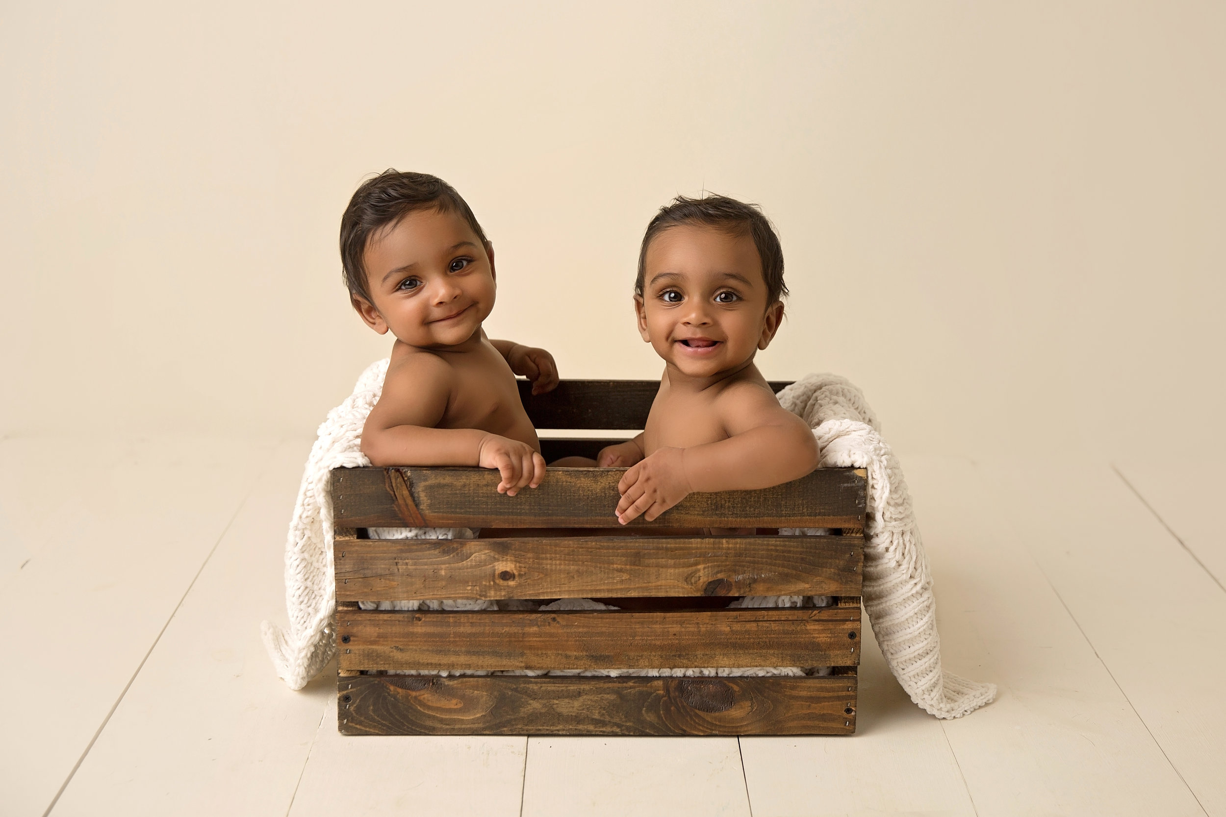 marylandbabyphotographer_babytwinboys_creambox1.5.jpg