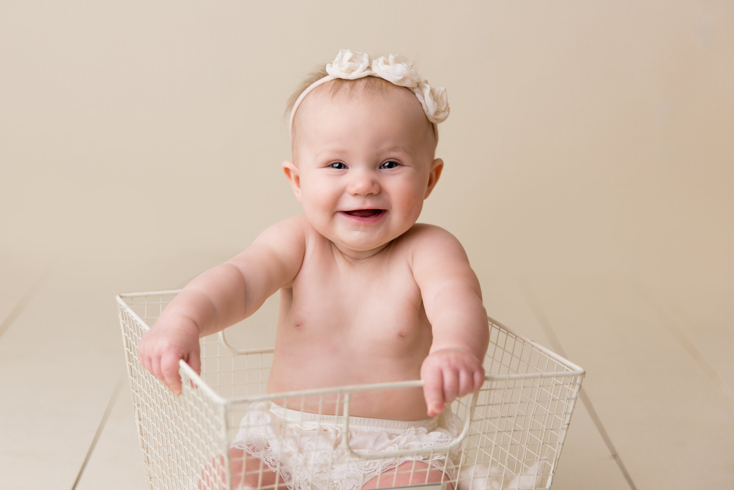 marylandphotographer_6monthswhitebasket3.jpg