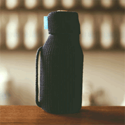"Kleine Freiheit Original Hamburger Gin" wird in einem nummerierten, marineblauen Troyer-Säckchen aus reiner Schurwolle geliefert.