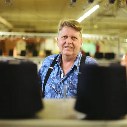 Firmenchef „Kalle“ Siegel hält in der Stader Strickwarenfabrik alle Fäden zusammen.