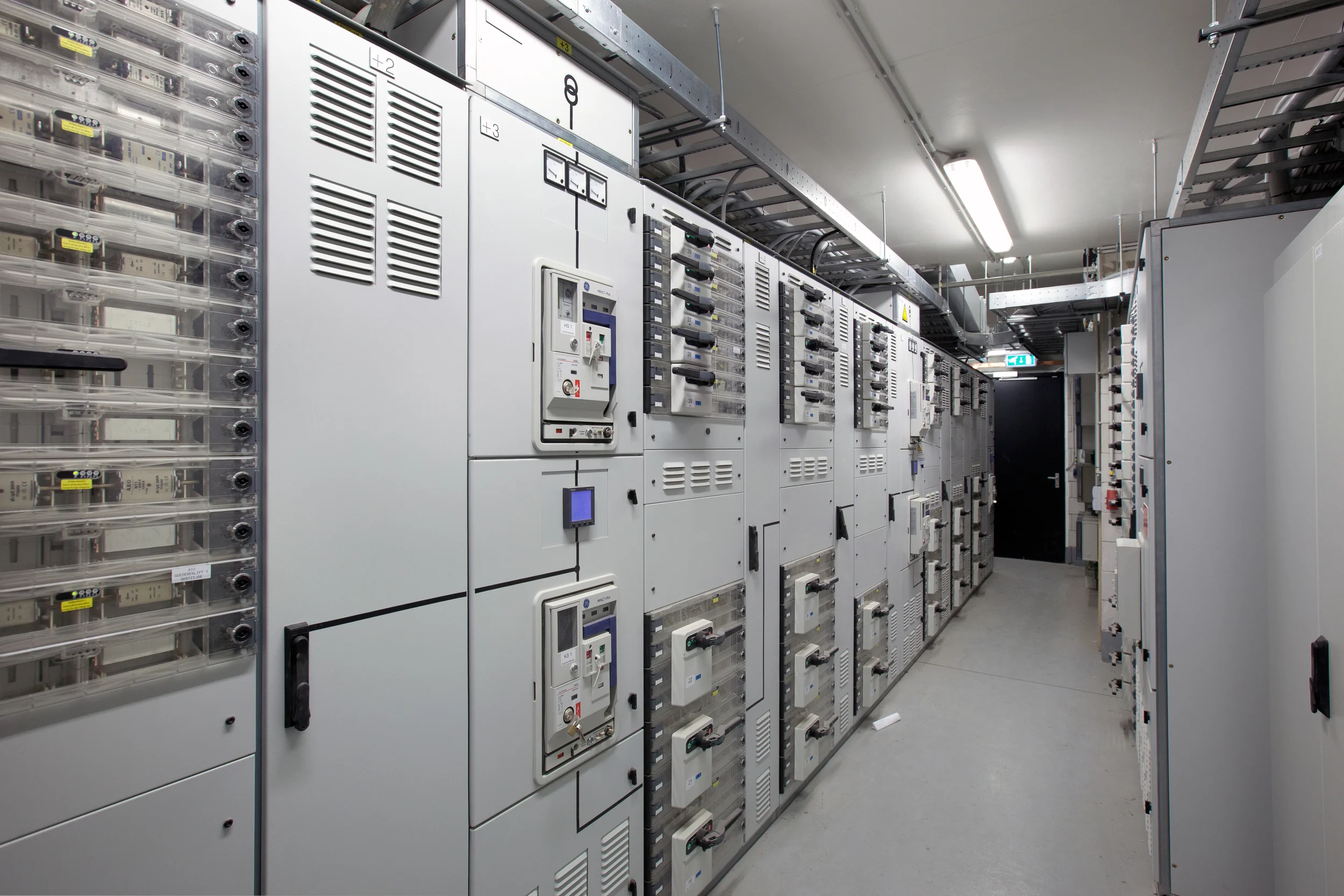 de Volkskrant – Amsterdam Central Station / Low Voltage Chamber. Published January 9, 2015