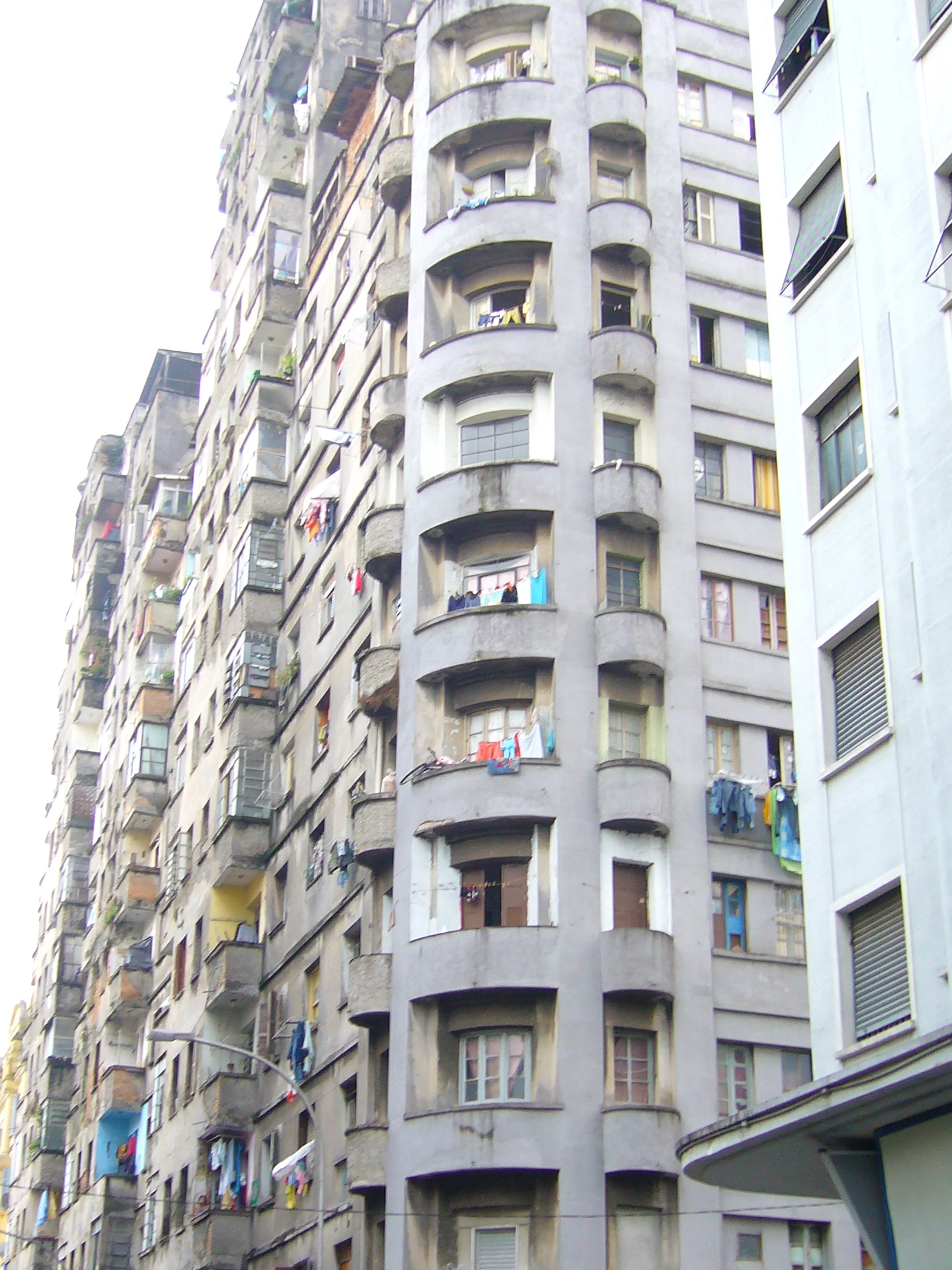 POR QUE NÃO FAZER UM PARQUE MUNICIPAL DE LOCAÇÃO SOCIAL NA ÁREA CENTRAL?