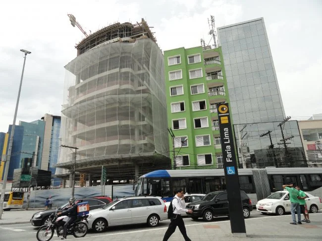 Antes ocupado pelo comércio popular, Largo da Batata muda a cada dia com a chegada do metrô e do mercado imobiliário / Grupo 1 de Jornais
