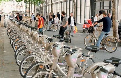 Bicicleta pública em Paris, sistema ÚNICO operado por empresa privada vencedora de licitação, sem propaganda.