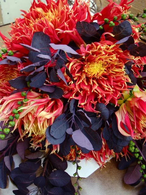flaming-dahlia-bouquet-2
