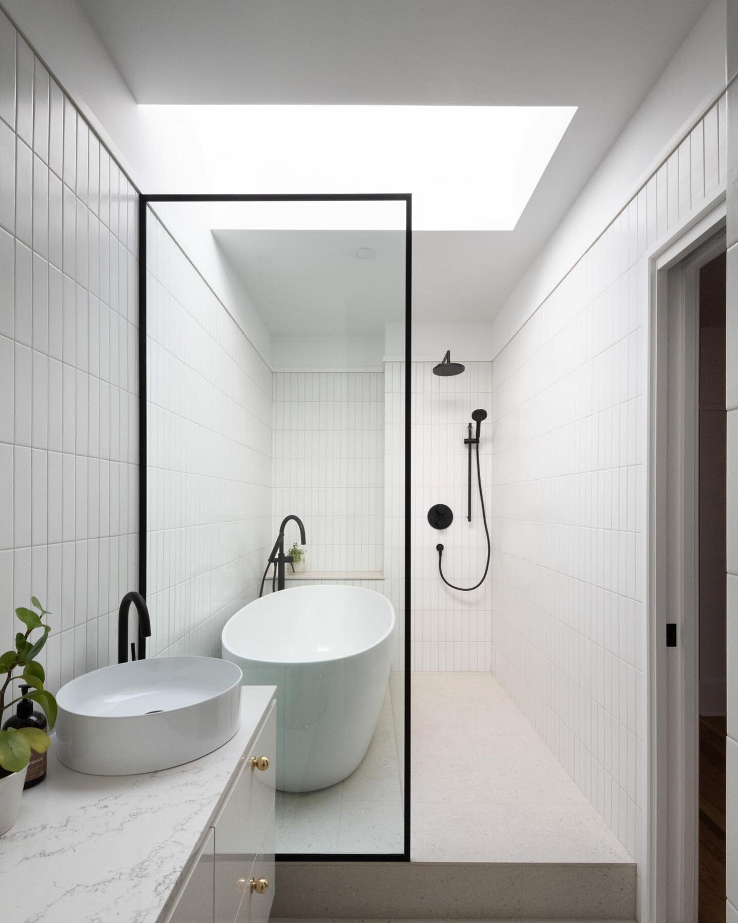 Bathroom goals anyone? Bright, clean, and timeless details. 

Architect: @ateliersuwa 
📸 : @studioluxmontreal 

#bathroomdesign #bathroomgoals #interiordesign #interiors #salledebain #bathroomrenovation #designmontreal #designbuild #generalcontracto