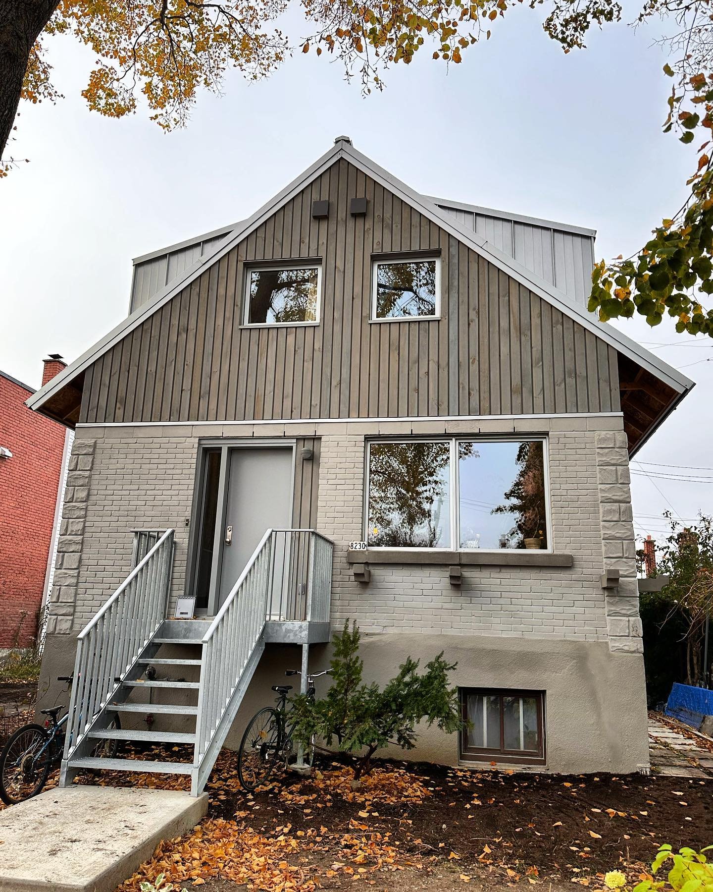 Autumn vibes in full effect at our Parc Ex project from last year. The roof was completed removed and rebuilt with dormers to maximize the living space. 
Entry steps are in, new plants planted, and the #limewash is finished!

👷&zwj;♂️🏠 : @brodskyan