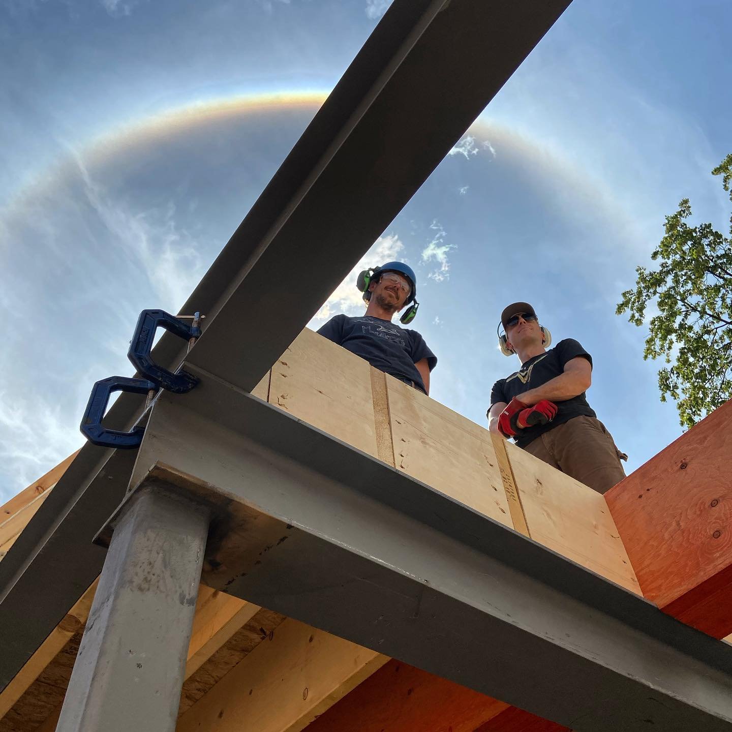 Two Brodsky&rsquo;s, two steel beams and a sundog. (Also: 24 degrees is the perfect outdoor framing temperature). 

Projet : Fabre 
Architecte : @salem_architecture 

#carpentry #carpenter #carpenterlife #architecture #steel #steelframe #lvl #structu