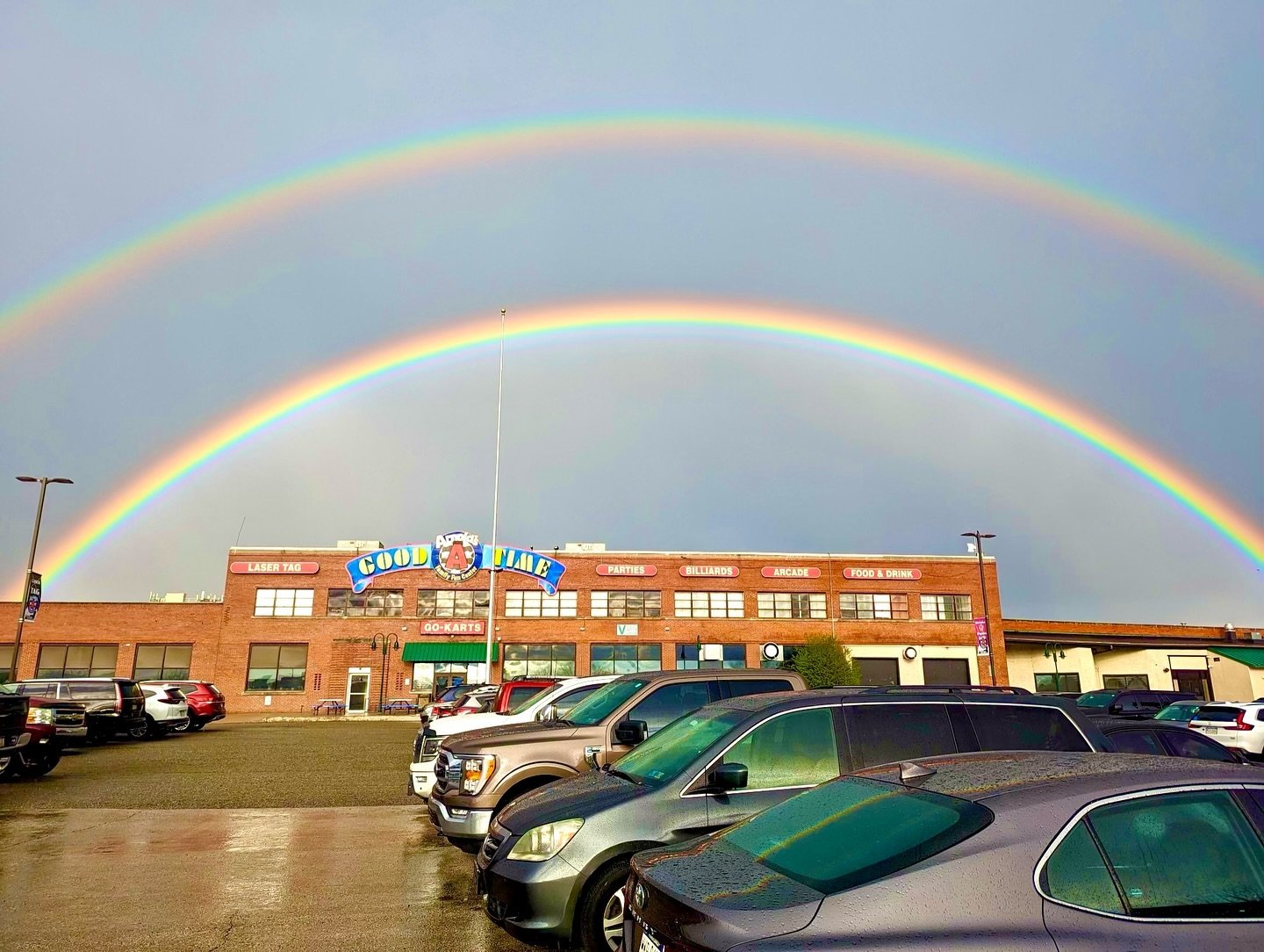 ☀️Happy Friday!🌈

Look at this beautiful DOUBLE RAINBOW that Corey, one of our awesome guest, had captured! Submit your awesome photos to info@arnoldsffc.com or simply just tag us!

#woah #doublerainbow #sun #nature #incredible #makeitmontco