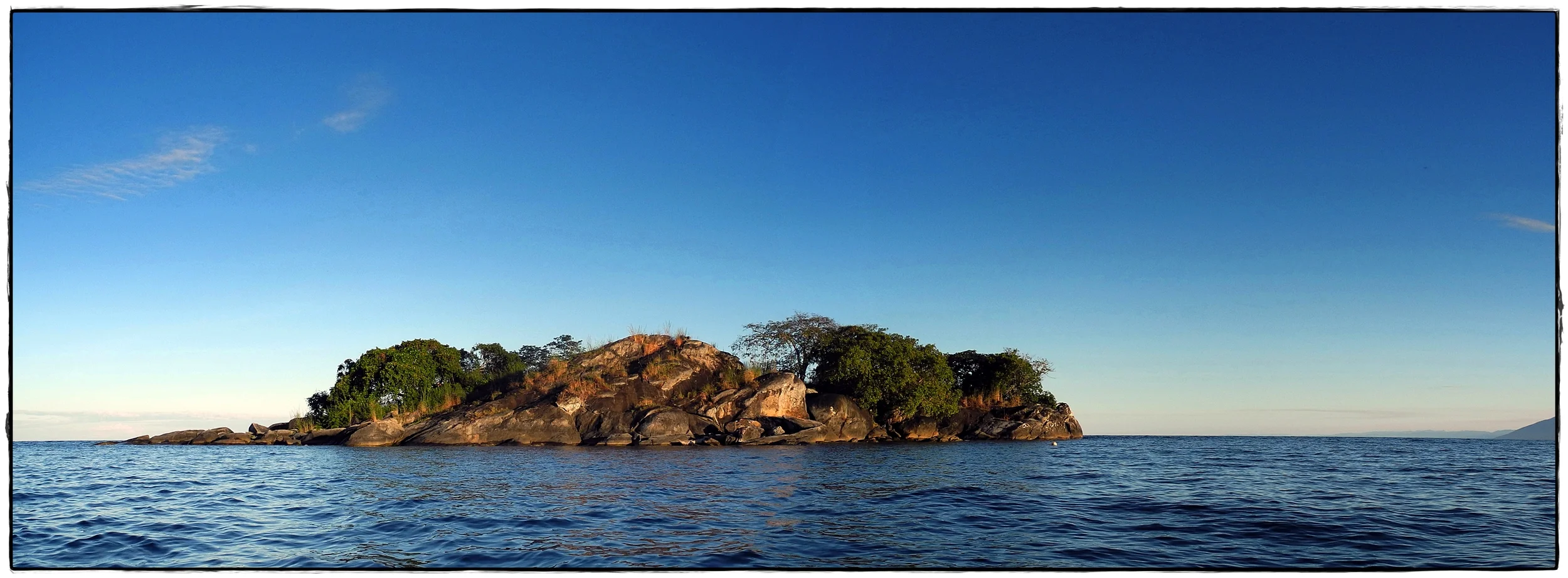 &nbsp;Isola di Arthuro in front of&nbsp;Kande Beach