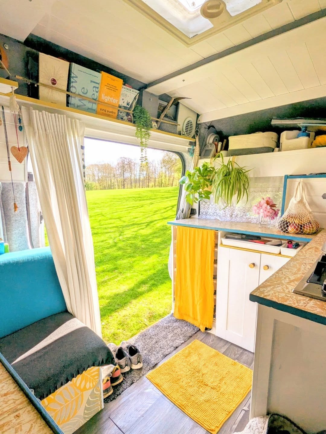 Just a pic of my van... Because, well it's pretty and you haven't seen it in a while as van trips (and trips in general) have been low key this year! 

But don't worry, I really miss exploring in the van, so they'll be back on the agenda next year on