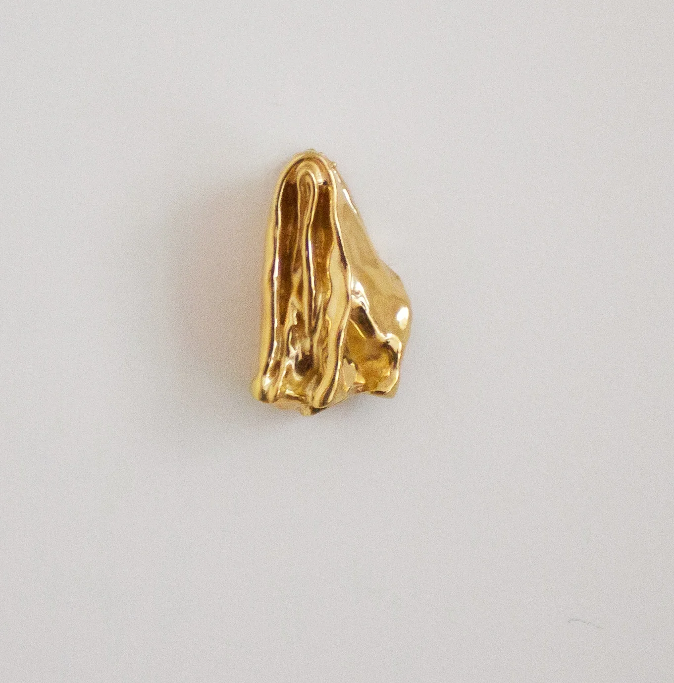 Folds. In the Depth of Reflection. Brass 8.2 x 4.8 x 5.2 cm 2016 1 + 3 AP Можно познакомиться? Open horizontal feminist festival Moscow, Russia Images: Kitty Brandon-James
