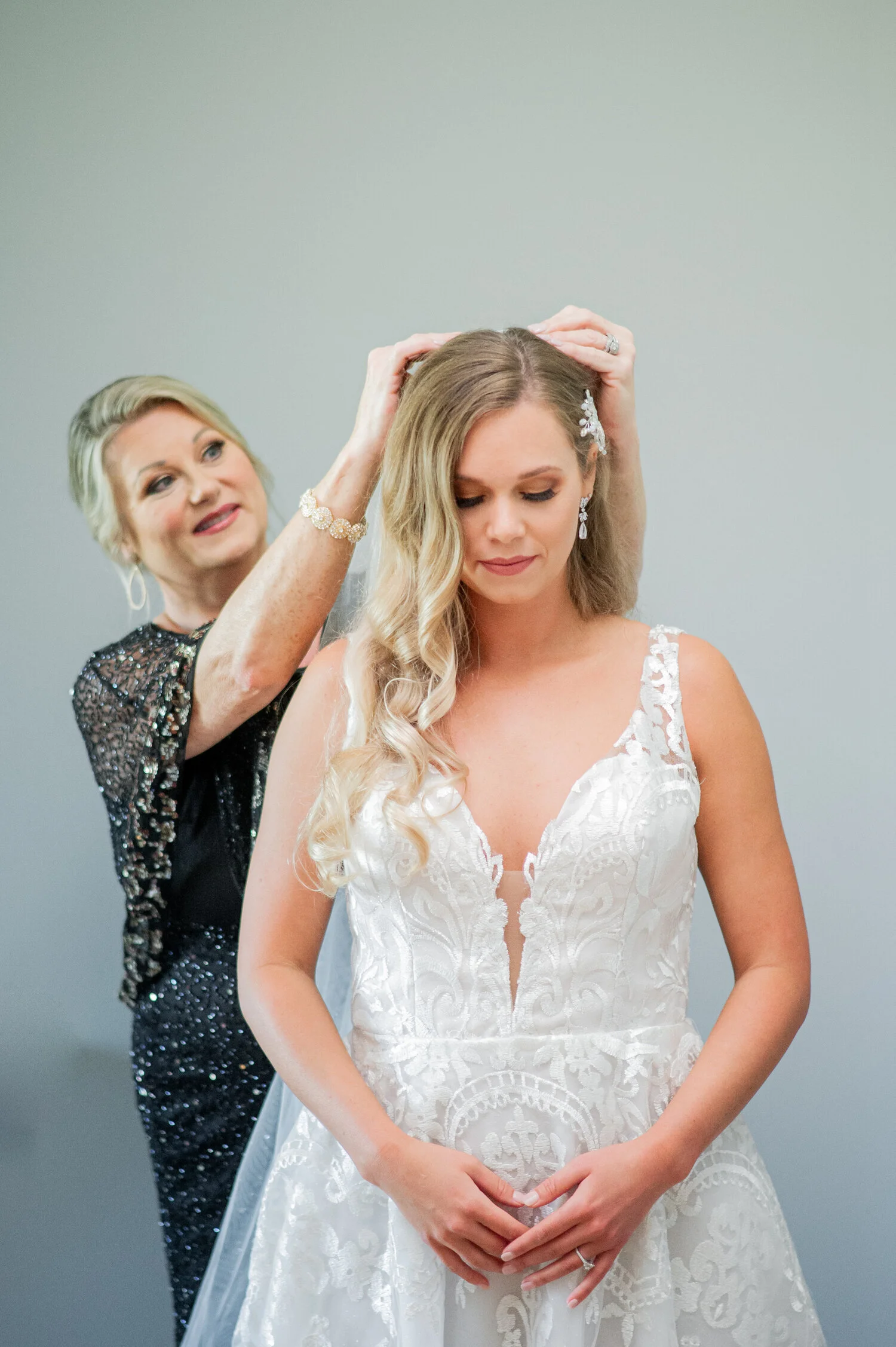 Real Wedding : Lindsay + Clay | Elegant Wedding in Hayley Paige Gown