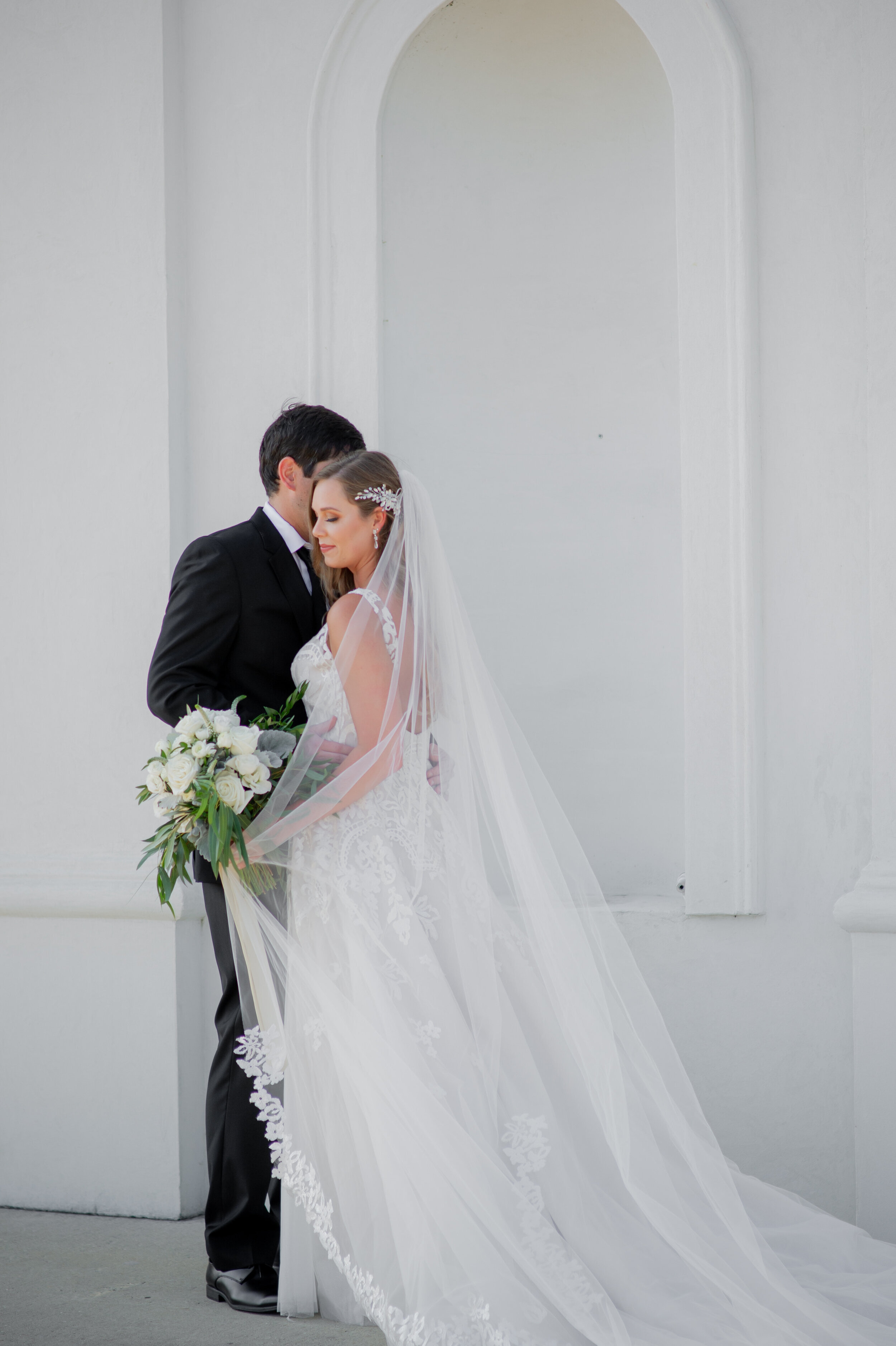  Lindsey and Clay real wedding in Hayley Paige Brando bridal gown  