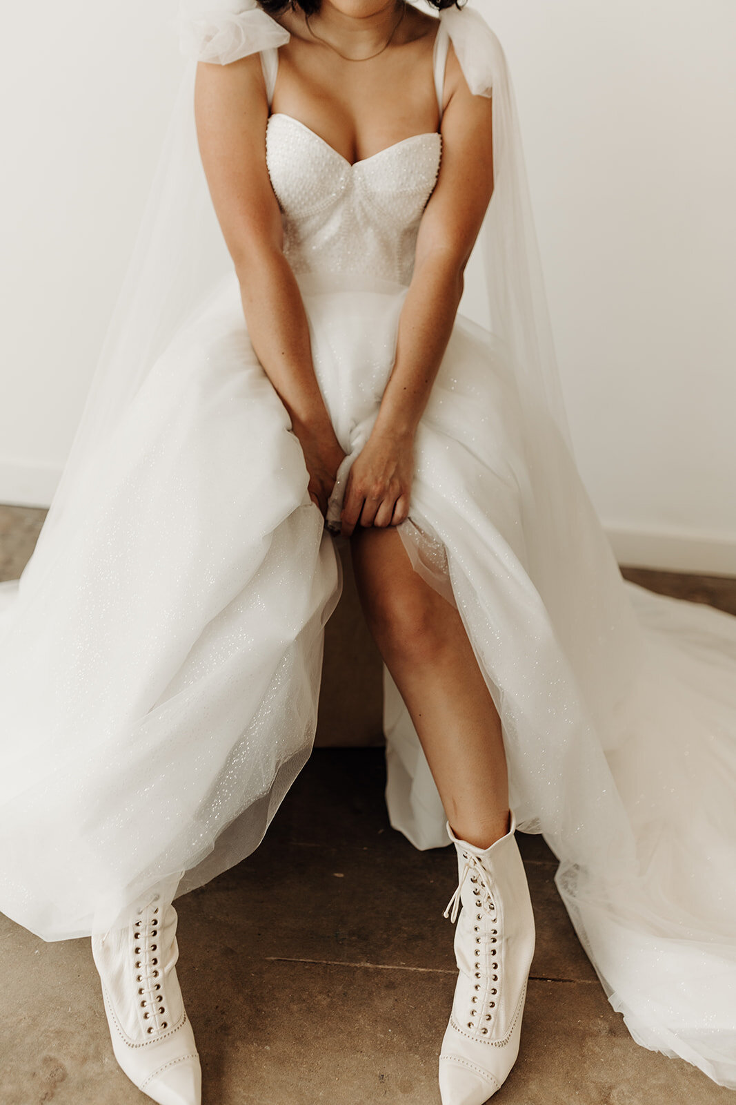 Eva-Lendel-Lindsay-Wedding-Dress-Chic-Bridal-Inspiration-05.jpg
