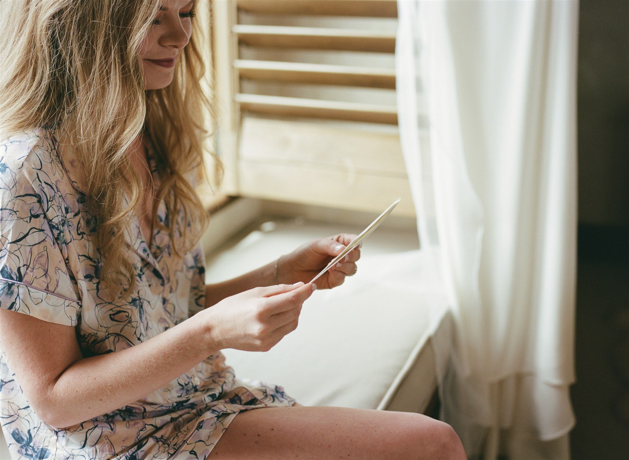  A bride reading a note on her wedding day 