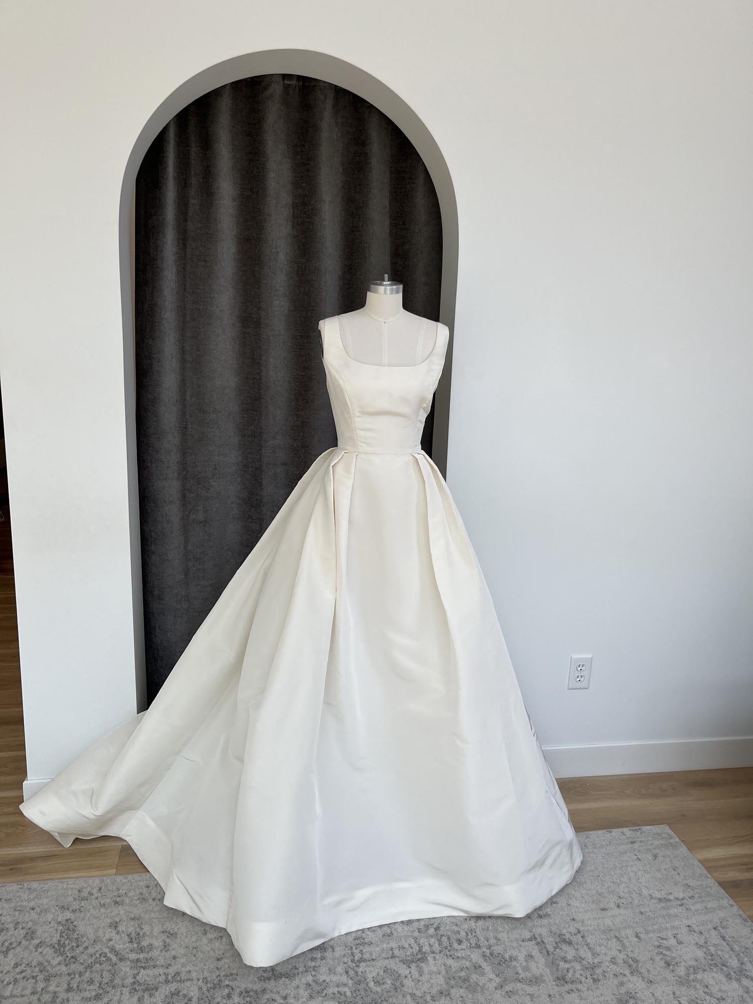 Designer Wedding Dress Samples｜anna bé bridal boutique