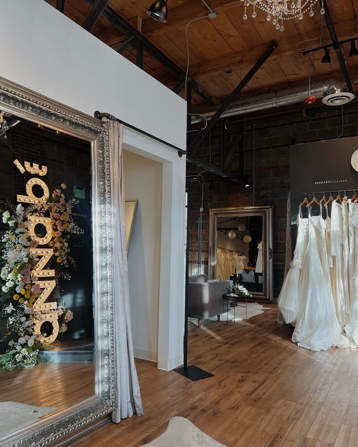 we have trunk shows galore this coming weekend in #colorado so by popular demand, we&rsquo;re opening up a rare SUNDAY to accommodate all our #annabebrides! 

appointments are limited + going fast. head online to book your sunday bridal appointment f