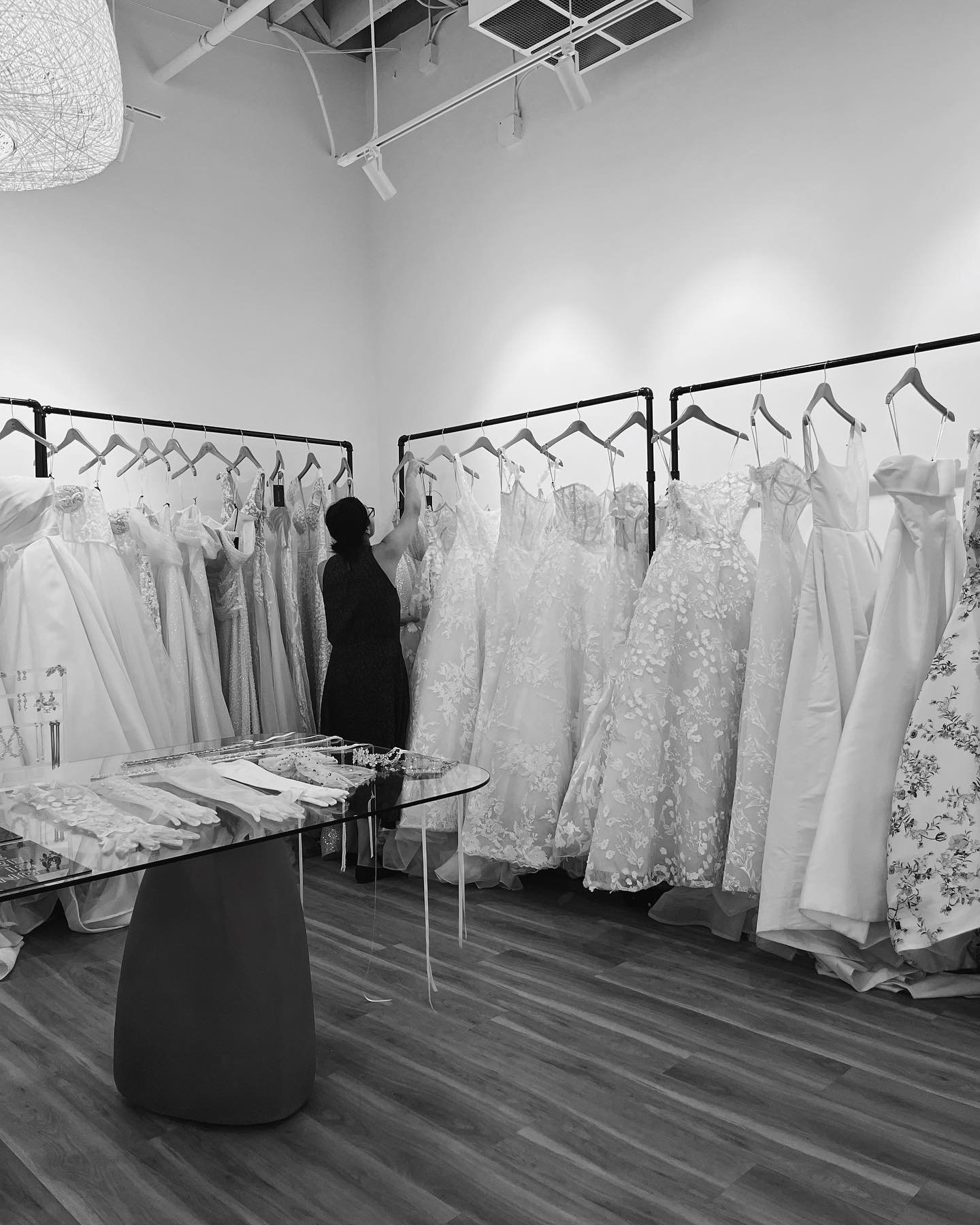 nestled in the north loop of minneapolis, you&rsquo;ll find a luxe and intimate hidden gem bridal boutique serving classic and modern brides alike + this weekend only, you&rsquo;ll also find an exclusive trunk show event. 🖤

may 31-june 2 is your ch