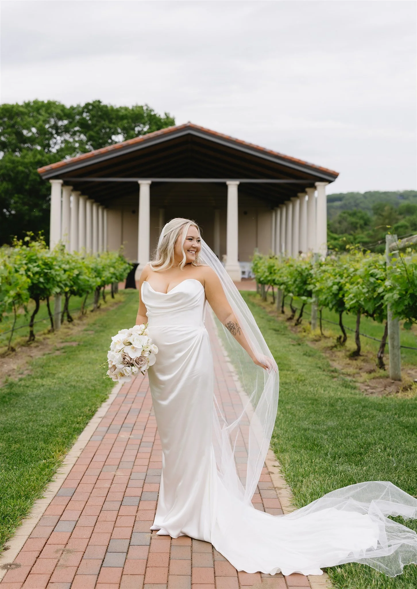 Minnesota-Vineyard-Wedding-in-Katherine-Tash-06.jpg