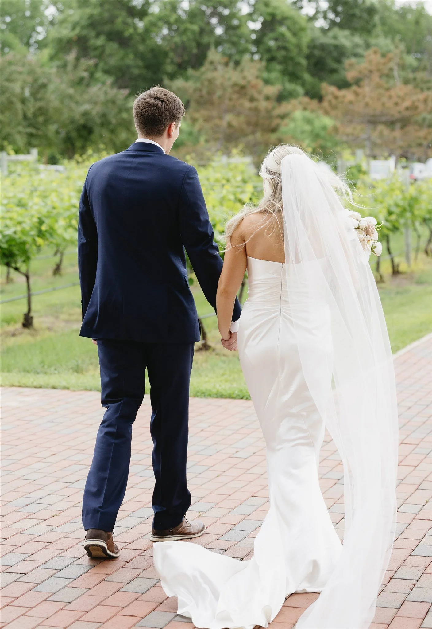 Minnesota-Vineyard-Wedding-in-Katherine-Tash-13.jpg