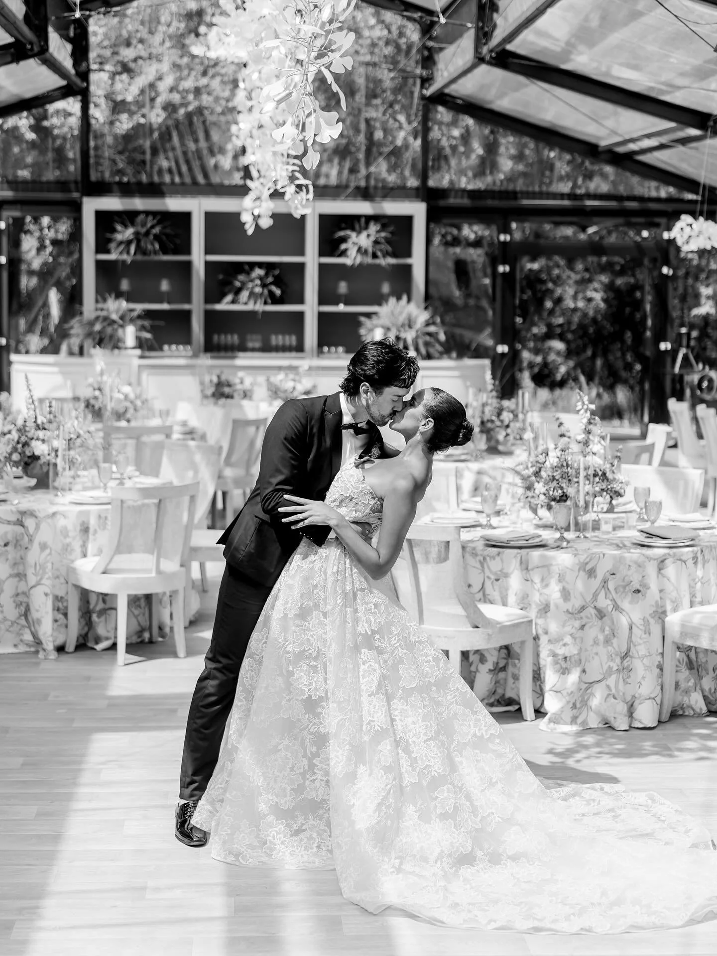 whispers of romance at woodland glasshaus. 🕊️

a glimpse into a breathtaking styled shoot featuring @guardiolabridal gowns &lsquo;willow&rsquo; + &lsquo;valentina&rsquo; available at all of our @annabebridal locations. 🖤

planning and design @artfu