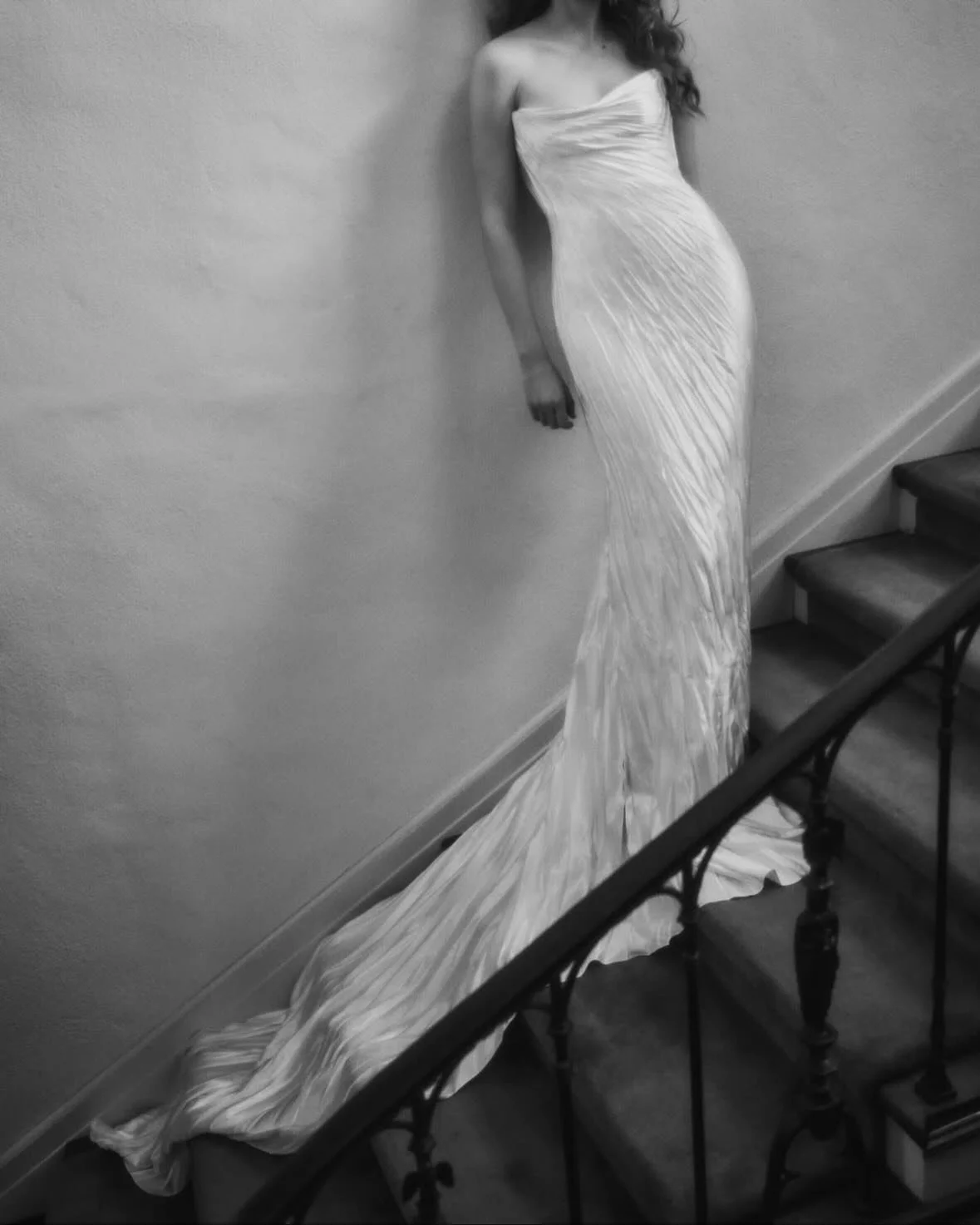 if you aren&rsquo;t familiar with designs from  @daniellefrankelstudio, let me be the first to introduce you. 🖤

with gowns featuring luxe textured fabrics, architectural construction + fashion-centric details&hellip; your jaw won&rsquo;t leave the 