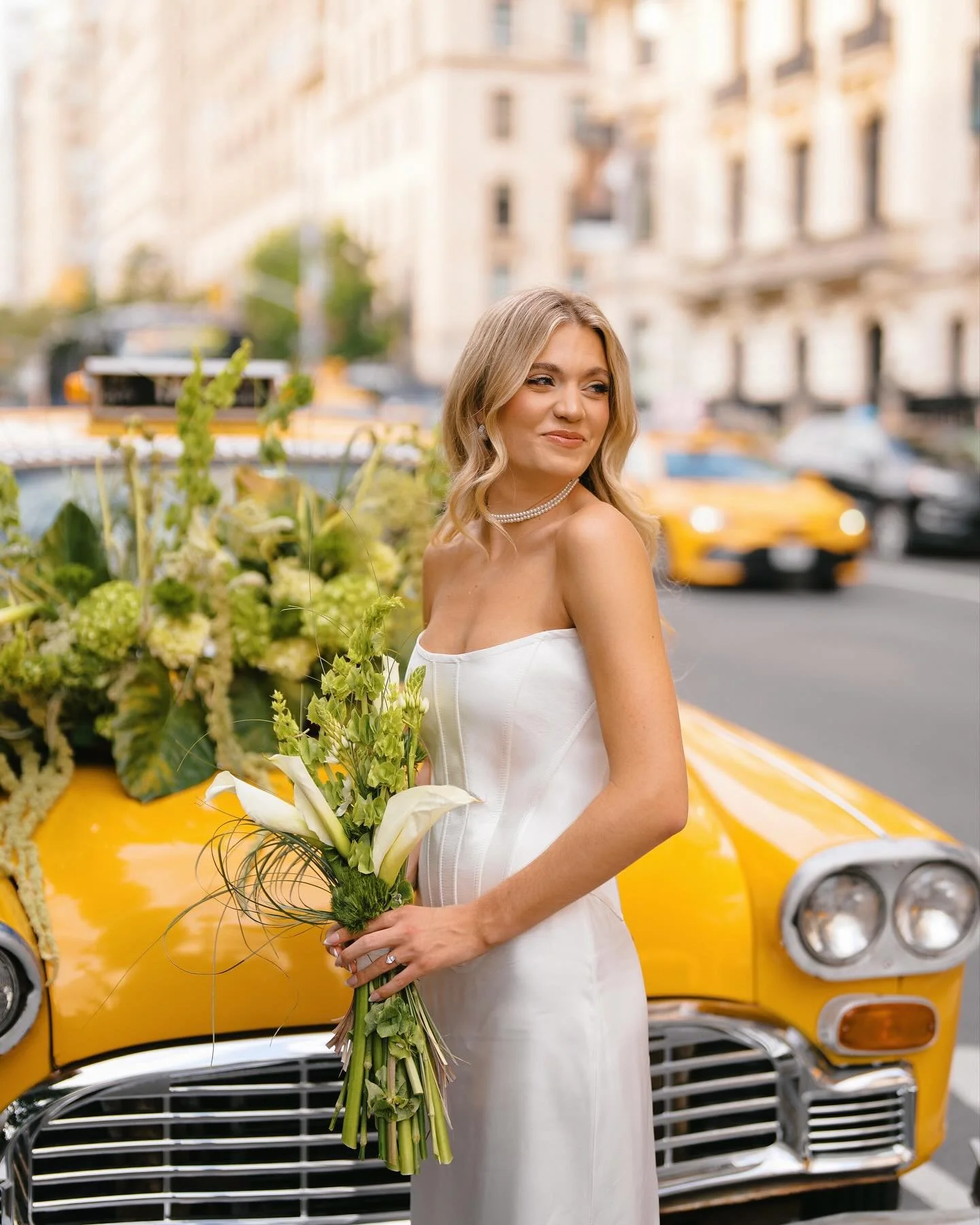 these photos scream girlhood &amp; needed a permanent spot on our feed 🤍 the chic &lsquo;leighton&rsquo; corset by @reevbridal paired with a perfect day in NYC, what more could we ask for? 🫶🏼🗽

dress @reevbridal via @aandbe_shops dallas
planning 