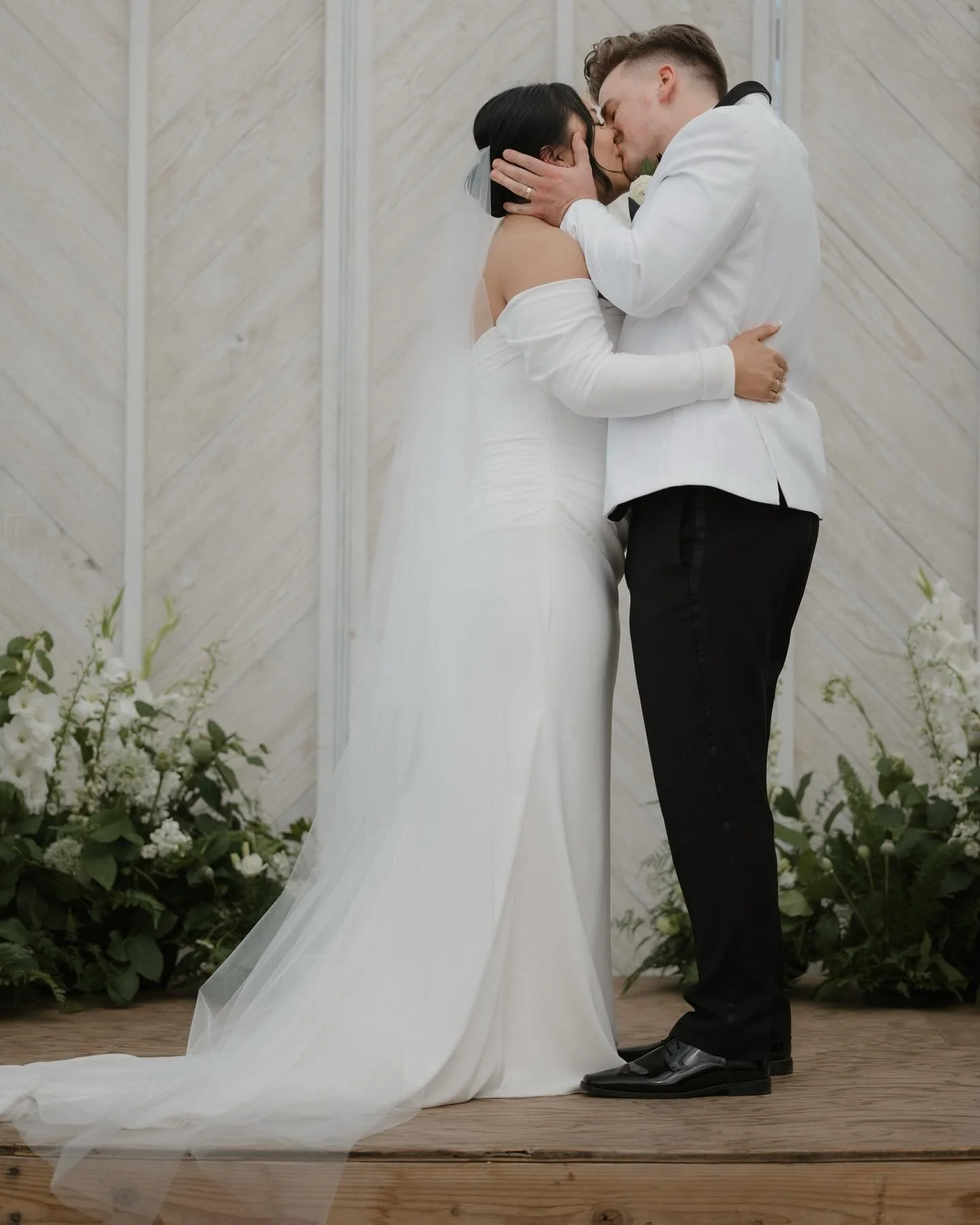a&amp;b&eacute; bride isabelle &amp; joshua in @watters 🤍 featuring a timeless black &amp; white color palette, a rustic farm venue &amp; a party that gives us FOMO 😘

photo @paulmaranan_
venue @farm12puyallup
planning @wildserenityweddings
florals
