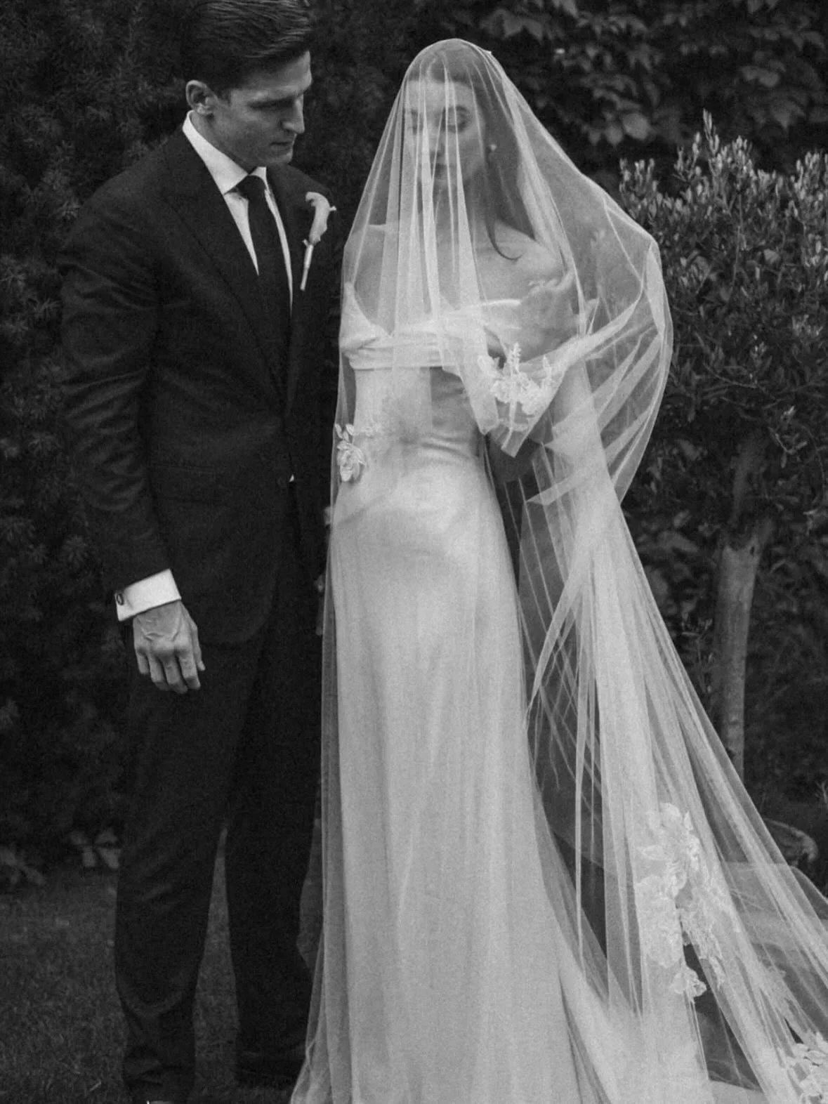 the power of a romantic + soft tulle overlay. 🕊️ shop tride + true classics from @daniellefrankelstudio at both anna b&eacute; bridal locations and @aandbexannabebridal atlanta + boston 

photos @bujakstudio 

#daniellefrankel #eloise