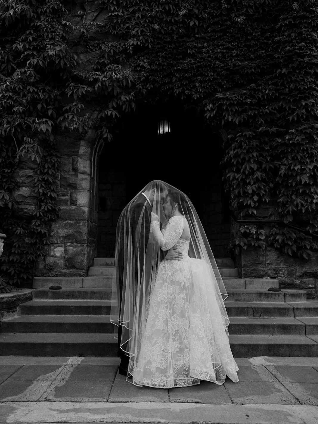 this anna b&eacute; bride looked real stunning in &lsquo;willow&rsquo; by @guardiolabridal. 🖤

dress | willow by @guardiolabridal via anna b&eacute; #minnesota
photo | @elvana.co 
venue | @vandusenmansion 
#bride #weddinginspo #weddingday