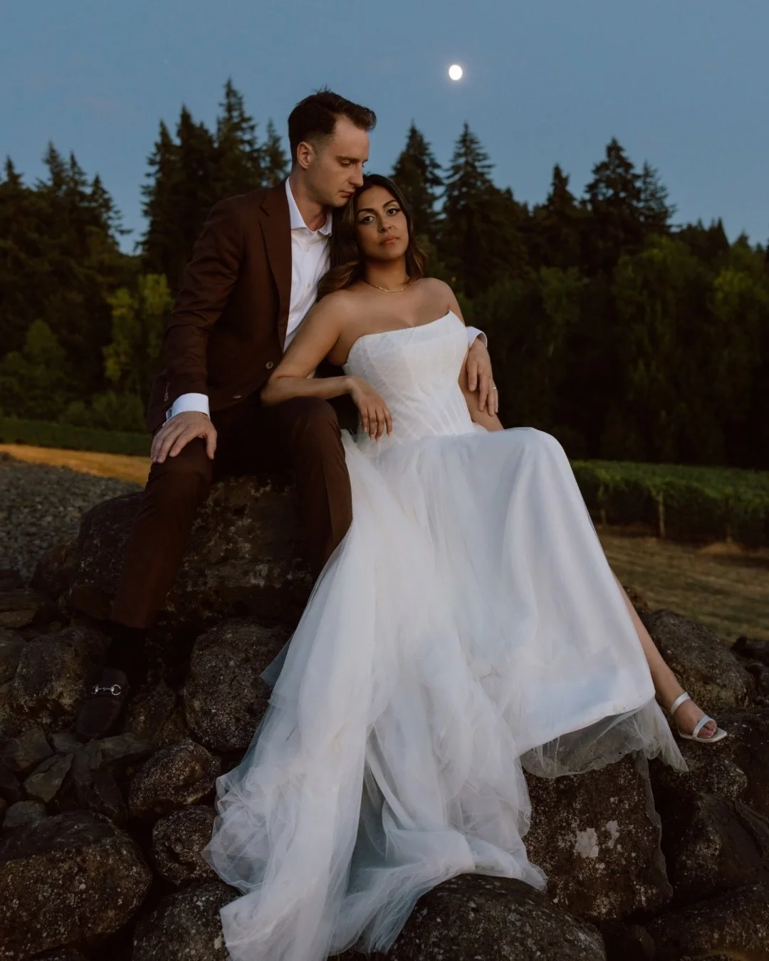 obsessed with this beautiful day between a&amp;b&eacute; bride michelle &amp; john 🥺✨🖤

dress | strelitzia by @alenaleenabridal via a&amp;b&eacute; #portland
veil | @saragrabrielveils
photographer | @katyweaverphotography
venue | @oswegohillswinery