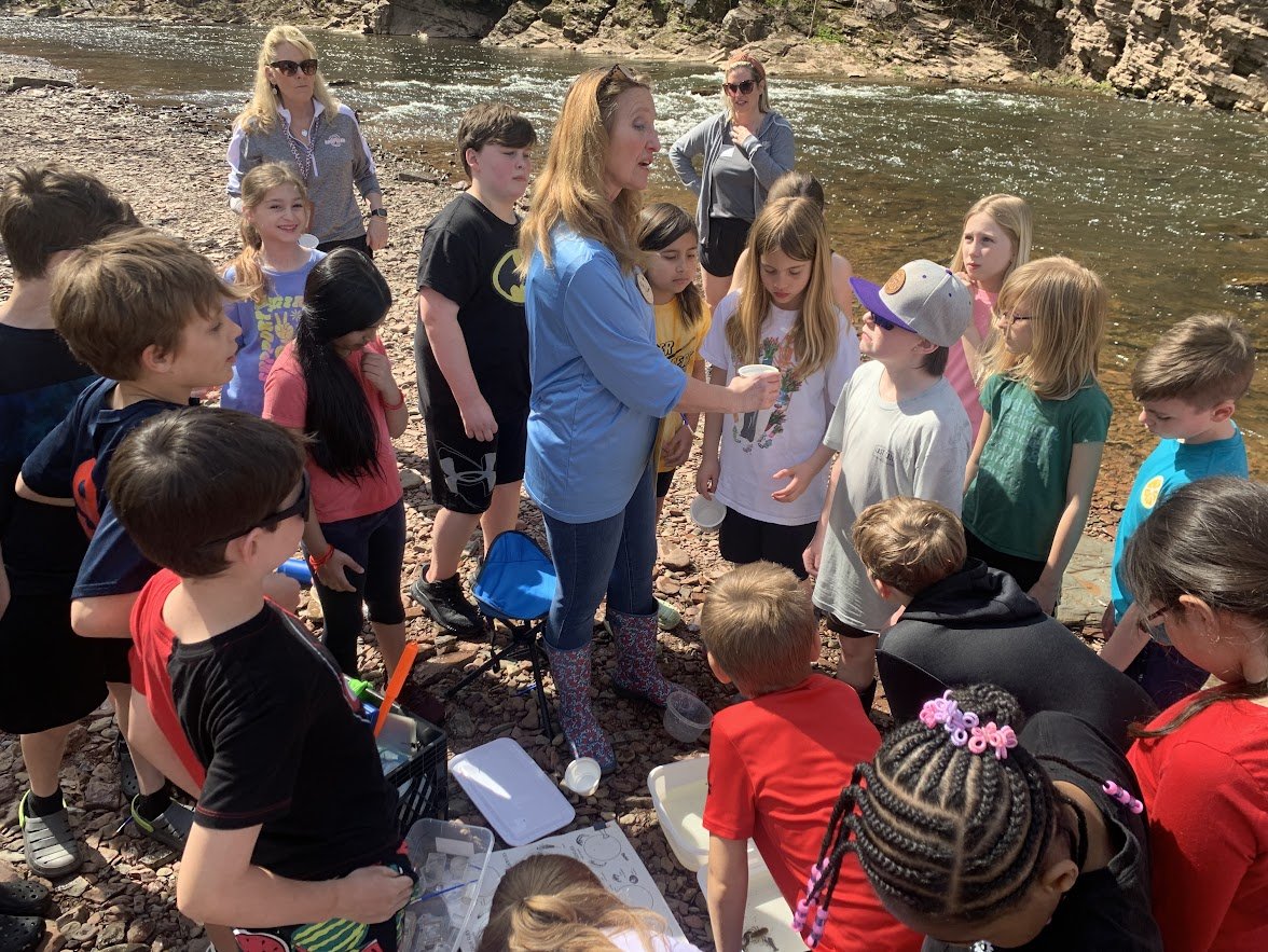 Throwback to the awesome day when Boyertown Elementary joined us for our Stream Investigations program along the East Branch Creek! 🌊 Our program allows kids to dive into the fascinating world of macroinvertebrates, creatures that play a crucial rol
