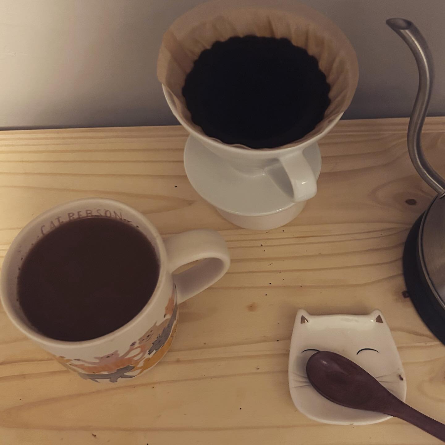 My delicious morning pour-over coffee with a sprinkle of cinnamon, a small scoop of chocolate protein powder, and almond milk! 
☕️🐱🍫😋💛