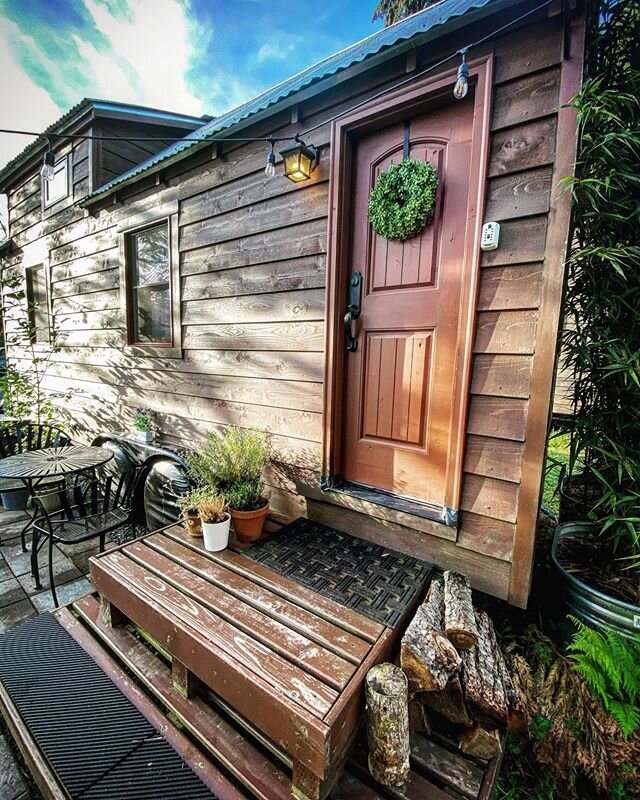 The morning light hitting the tiny house! ☺️🌞 #thetinytackhouse #tinytackhouse #tinyhouse #morningglow #happyhome #welcome #airbnb #airbnbsuperhost #airbnbsuperhost #airbnbseattle #seattle #everett #tinyhouseliving #livingtiny #tinyhouseswoon #tinyh