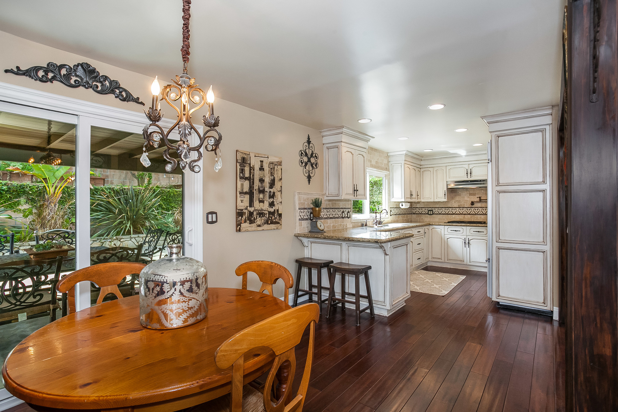 breakfast area and kitchen