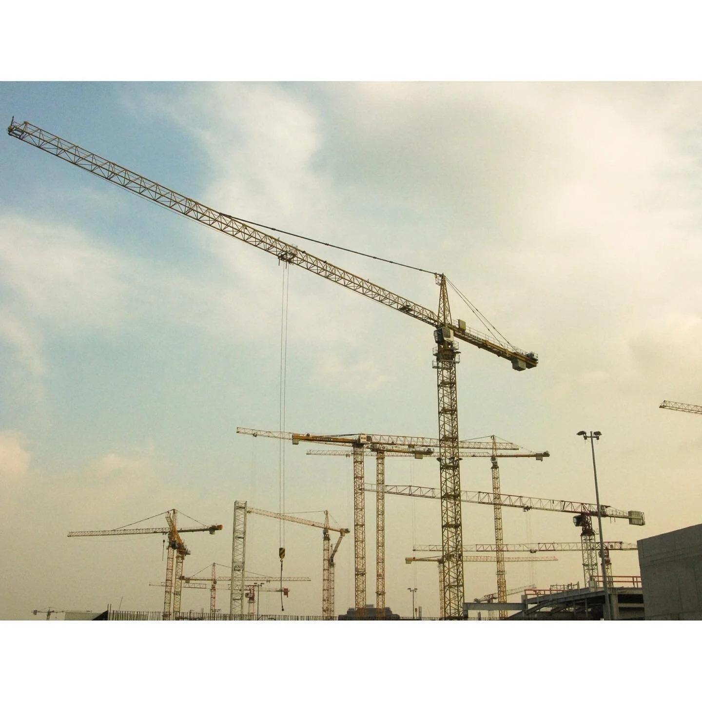 To build or not to build, that is the question..
From series "Baukräne von Berlin"
.
.
.
#berlin #crane #sky #crane_bird #urban #architecture #craneoperator #cranelife  #urbanjungle #sky #crane_bird #urban #urbanart #uncertainmag #hippomag