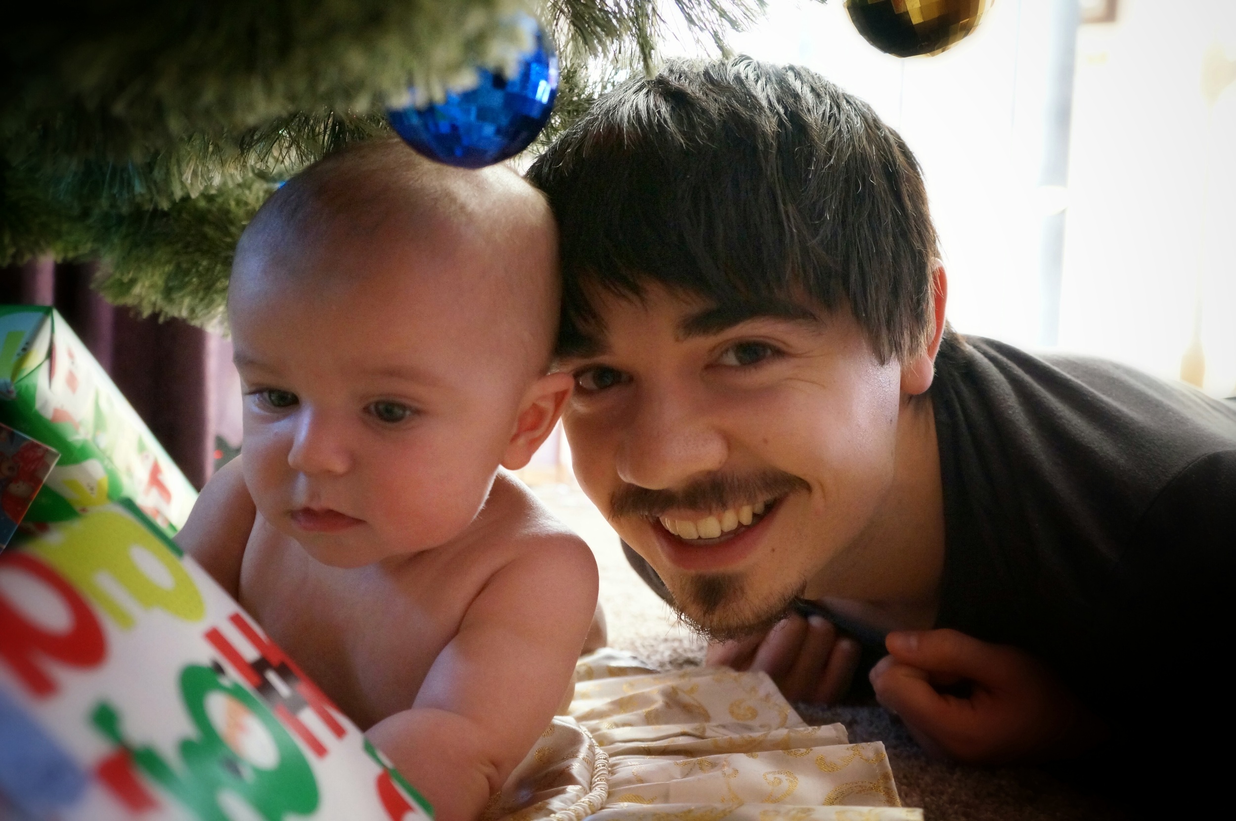 Ryker and Riley under the tree