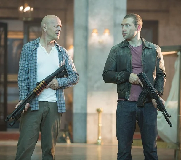 Bruce Willis ser på sin medspelare med avsky.