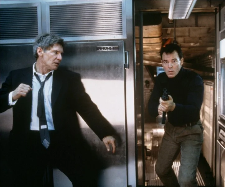 Terroristerna skickar ner underhuggare en och en, till en väntande Harrison Ford-näve.