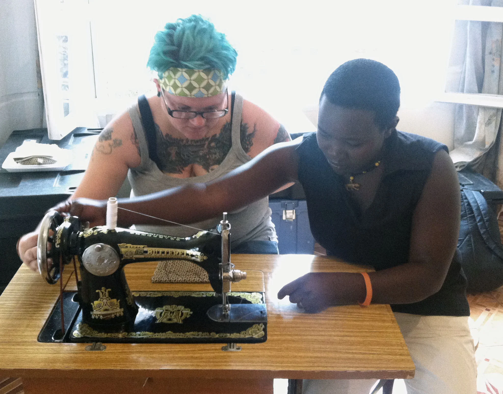 Heather getting schooled by Josiane in the ways of the treadle.