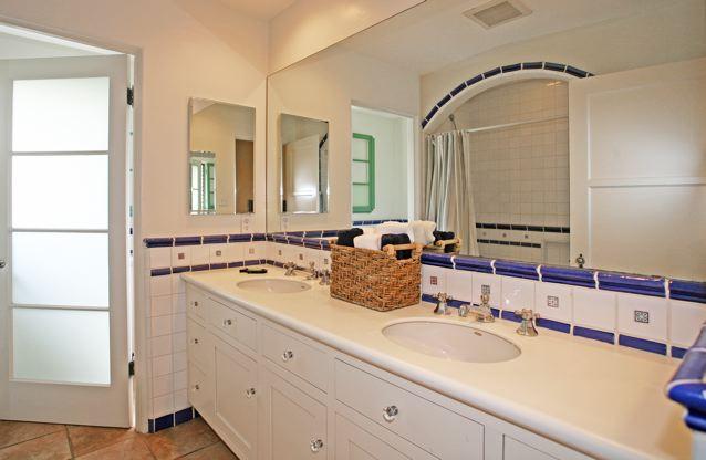 21 Bathroom copy.jpg