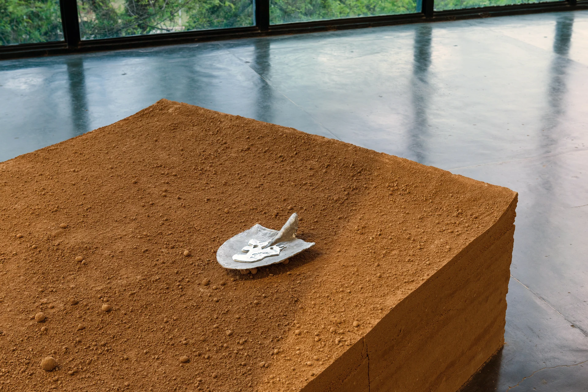 Through-the-mouth-of-the-mantle_shovel-detail_04.jpg