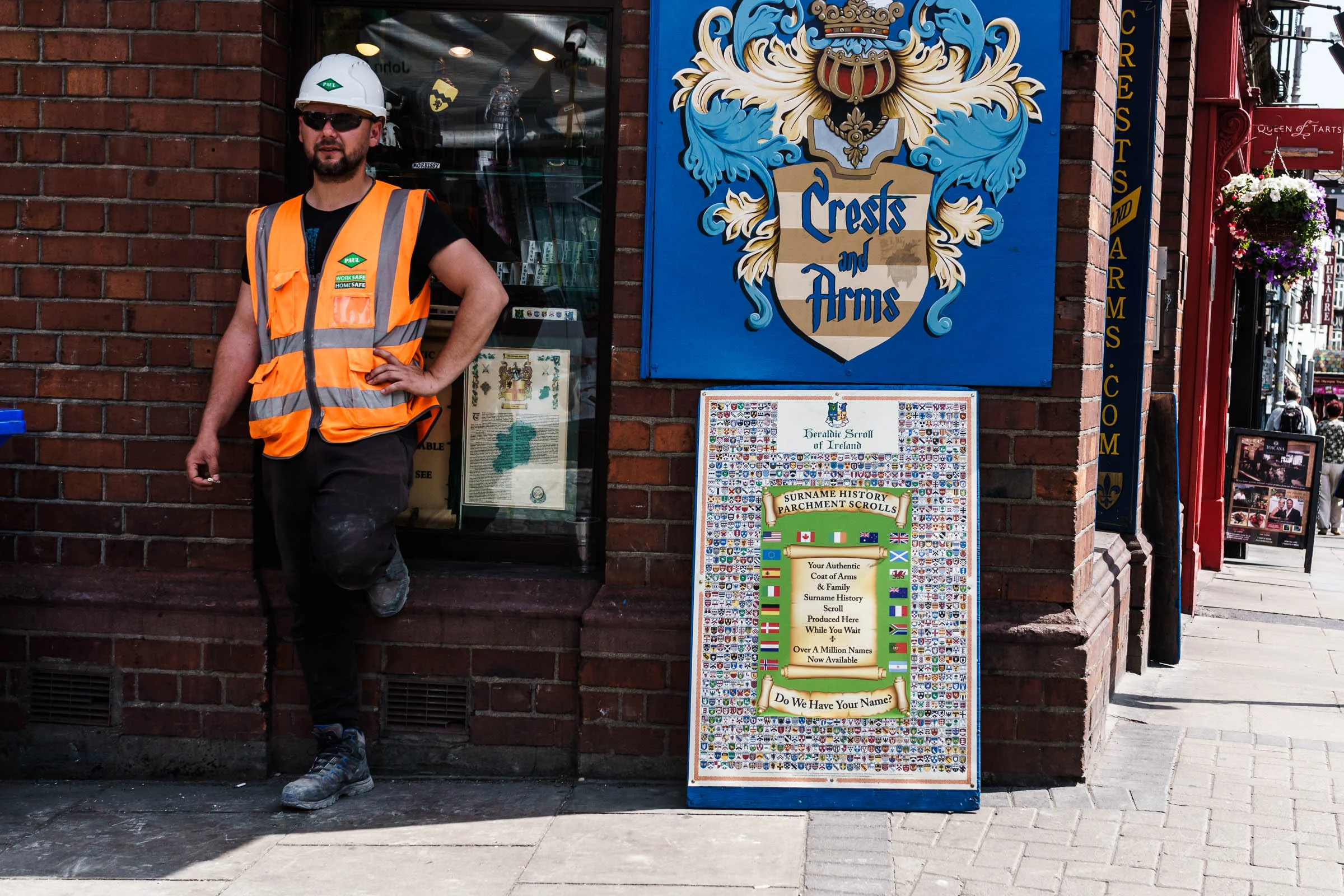 Tour guide and tour group in Dublin