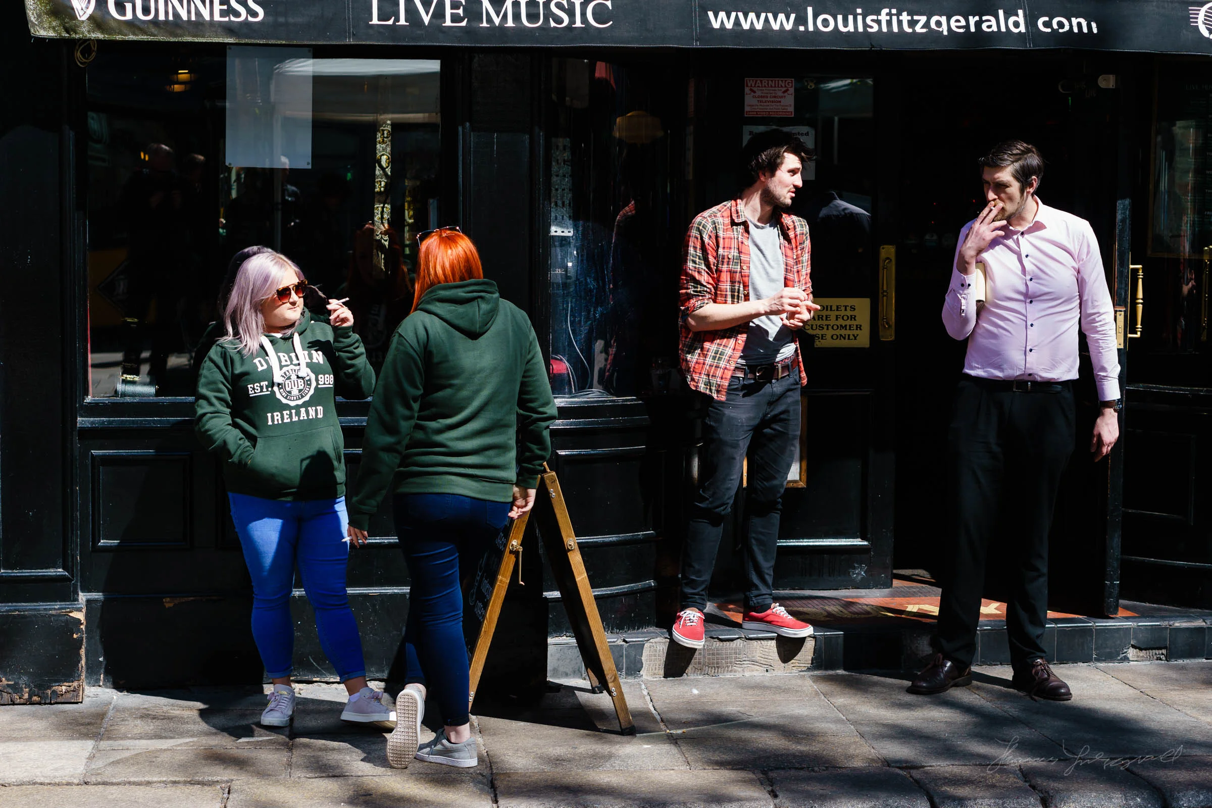 People outside a Pub in Dublin’s temple Bar District - Sony A6000 Street Photo